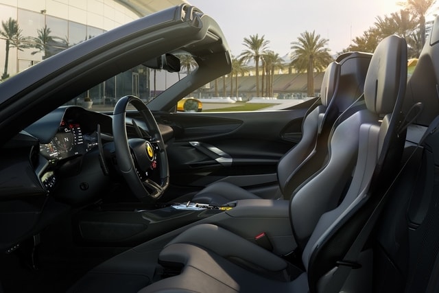 langsung dapat respect dari tongkrongan kalau datang ke sana pakai Ferrari SF90 Stradale yang atapnya kebuka!